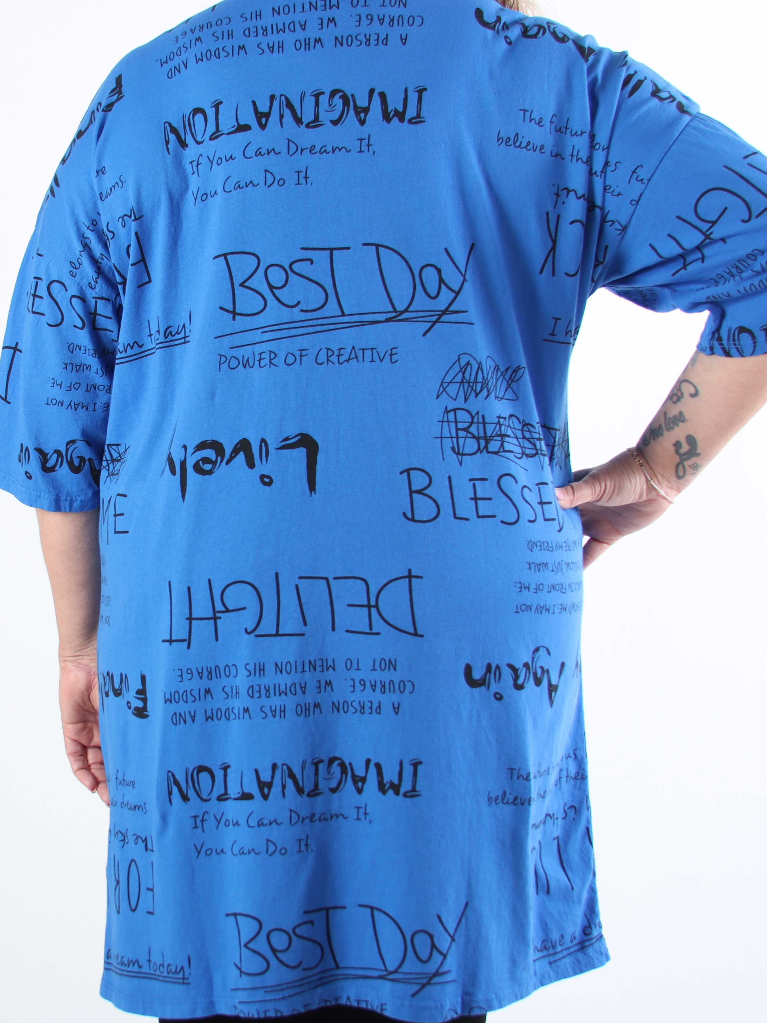 Lora - Plus size t-shirtklänning med text